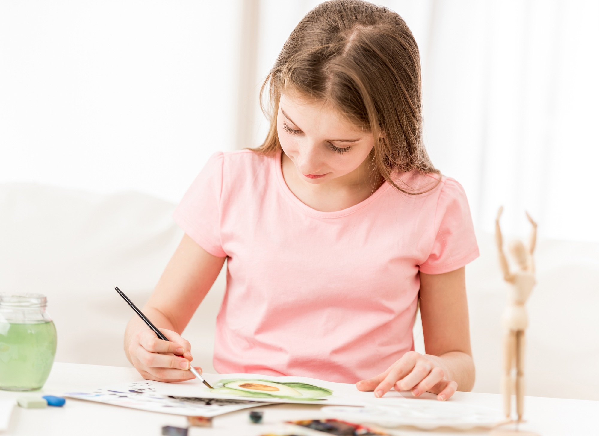 Girl drawing from figure with paint