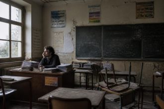 découvrez les raisons fondamentales qui mènent à la démission au sein de l'éducation nationale et comprenez les enjeux derrière ce phénomène.